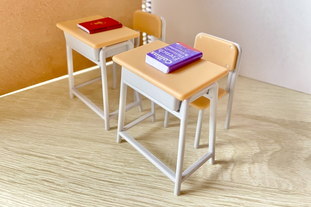 学校の机といすのイメージ